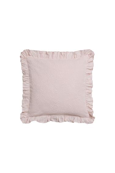 JACQUARD CUSHION COVER WITH RUFFLE - وردي الخاص بـ Zara