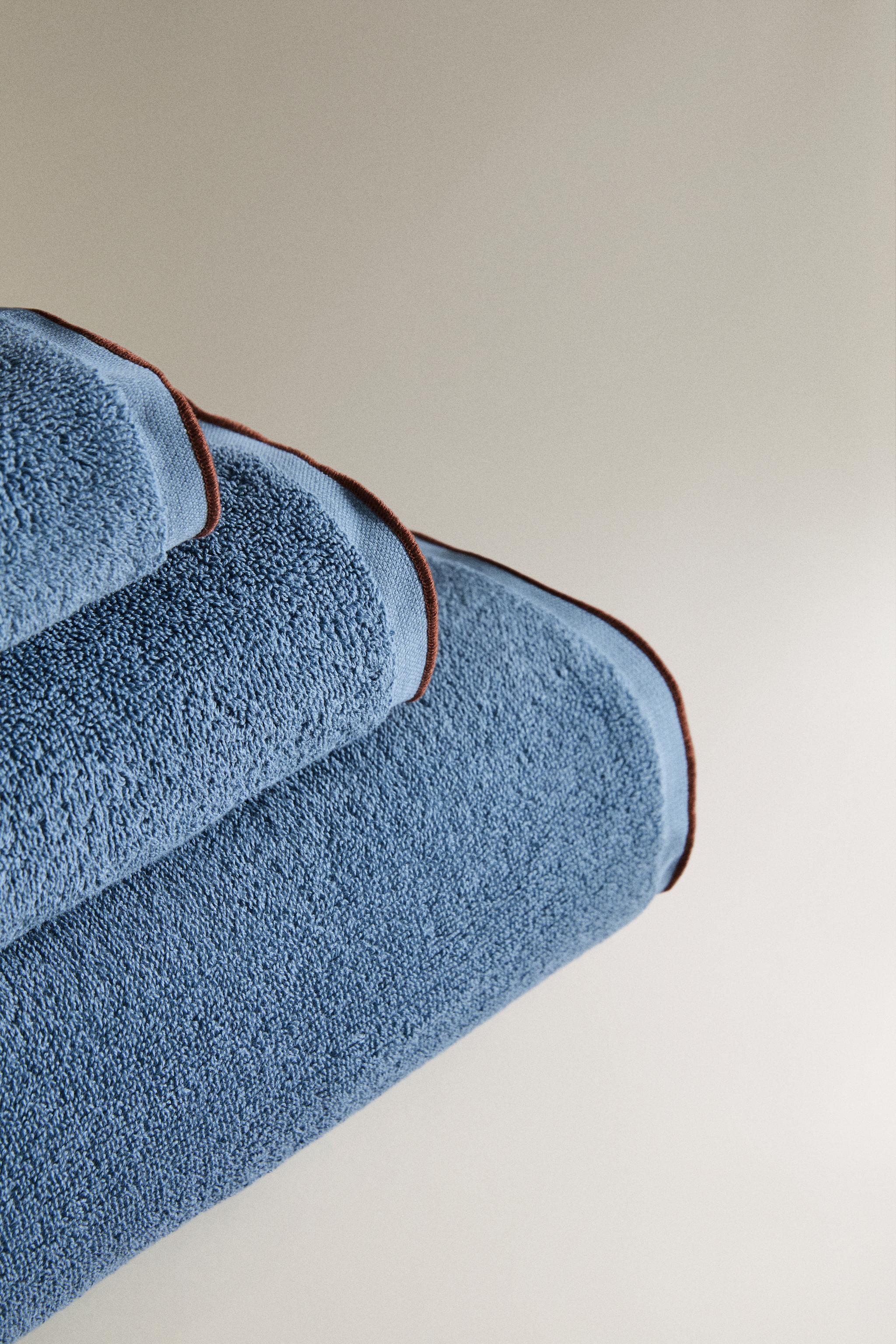 BATH TOWEL WITH CONTRAST STITCHING