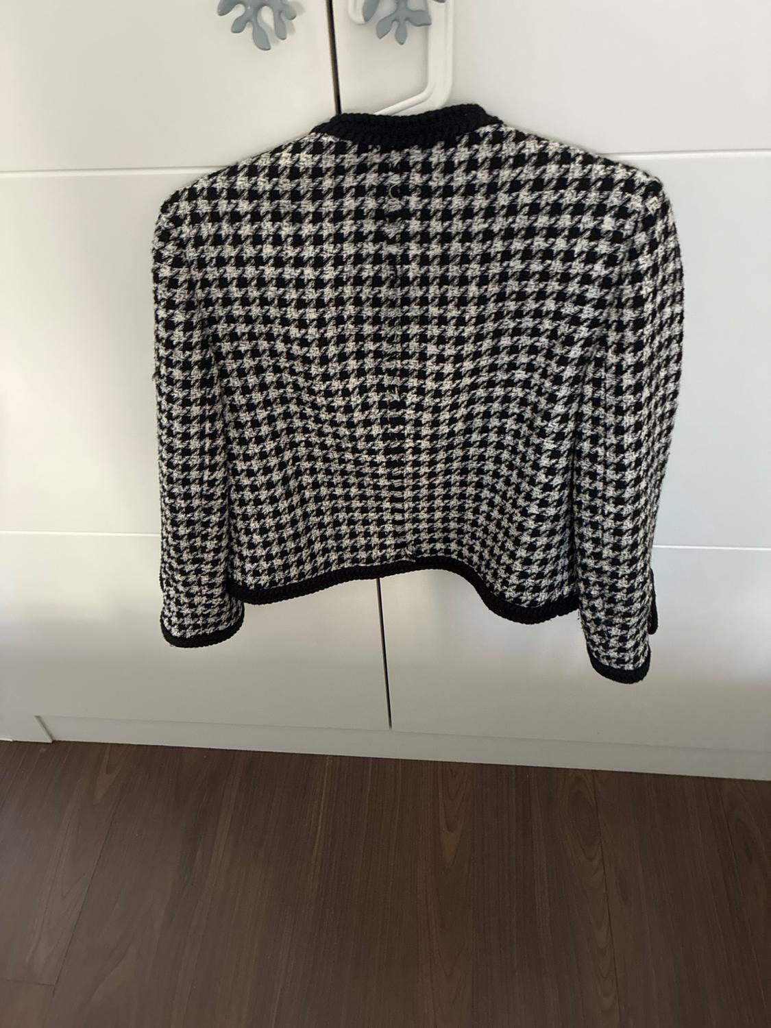 BLAZER CORTITA EN BLANCO Y NEGRO DE PATA DE GALLO CON BOTONES DORADOS - Image 2