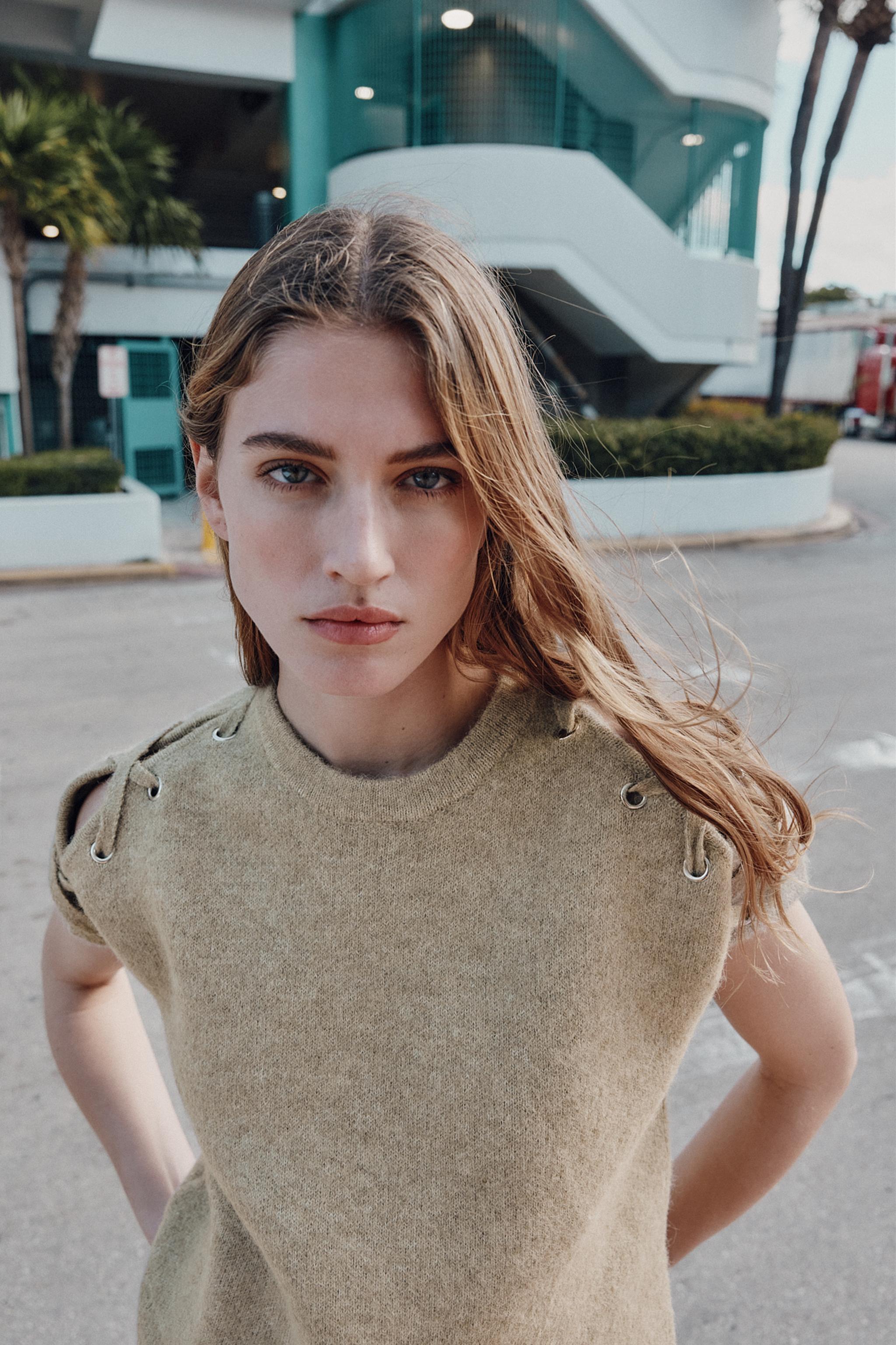 PULL EN MAILLE AVEC DÉTAIL AUX ÉPAULES