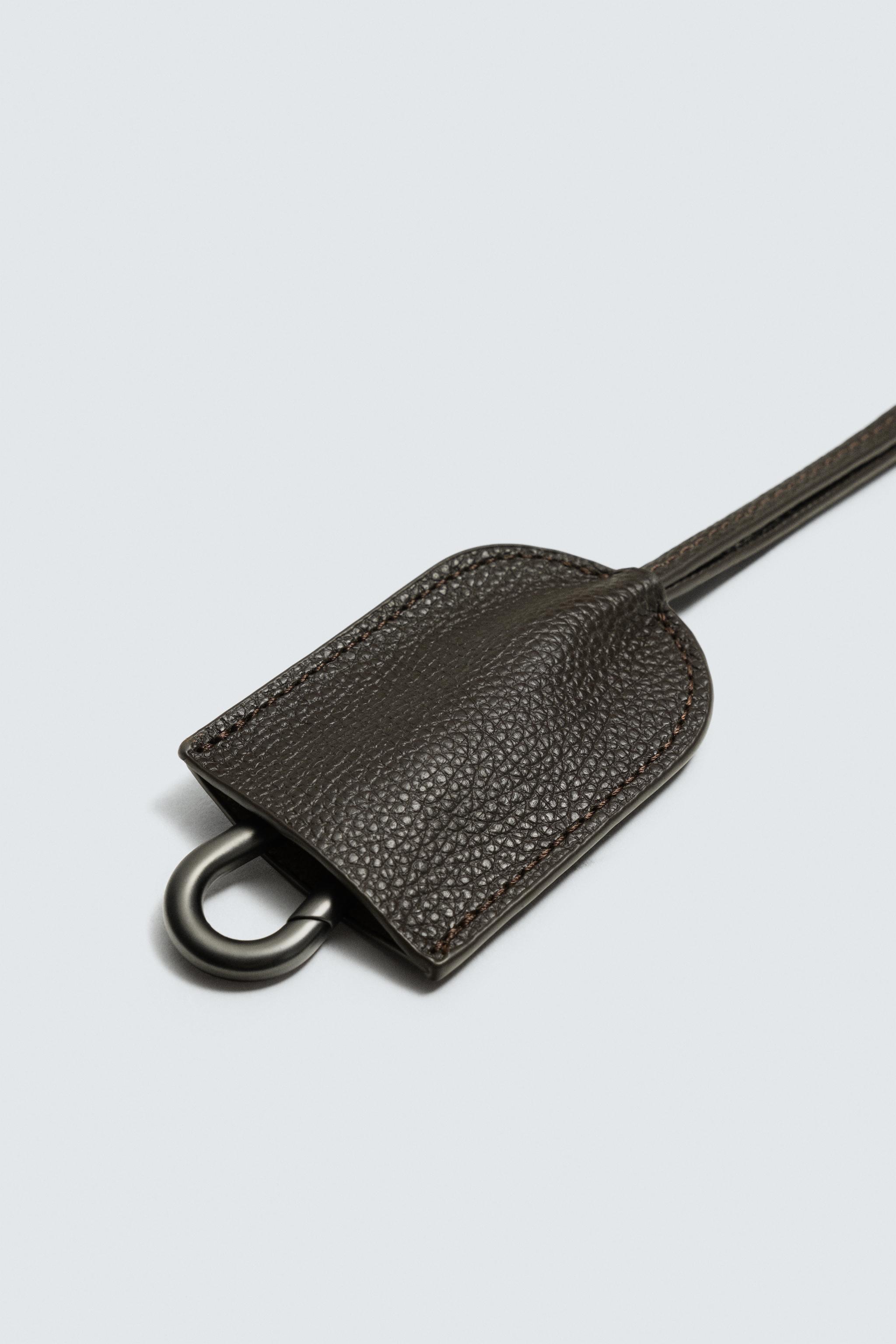 PORTE-CLÉS AVEC PENDENTIF EN CUIR