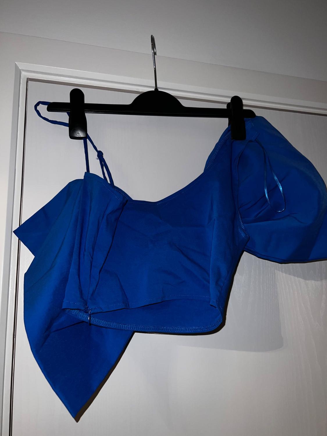 CROP TOP WITH TIE DETAIL - Image 4