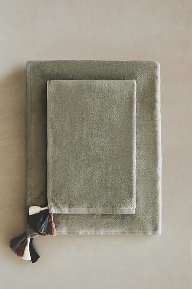 SERVIETTE DE BAIN VELOURS POMPONS - Vert moyen de Zara - Image 5