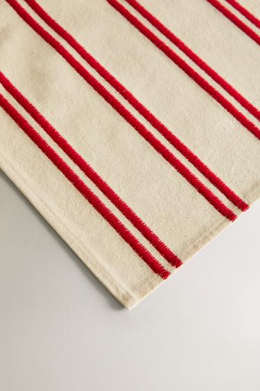 CHEMIN DE TABLE DOUBLE RAYURE BRODÉE - Rouge de Zara - Image 2