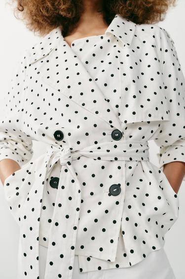 CAZADORA TRENCH CINTURÓN LUNARES - Blanco / Negro de Zara