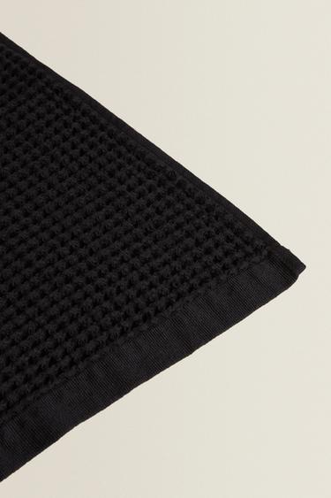 SERVIETTE DE BAIN COTON WAFFLE - Noir de Zara - Image 2