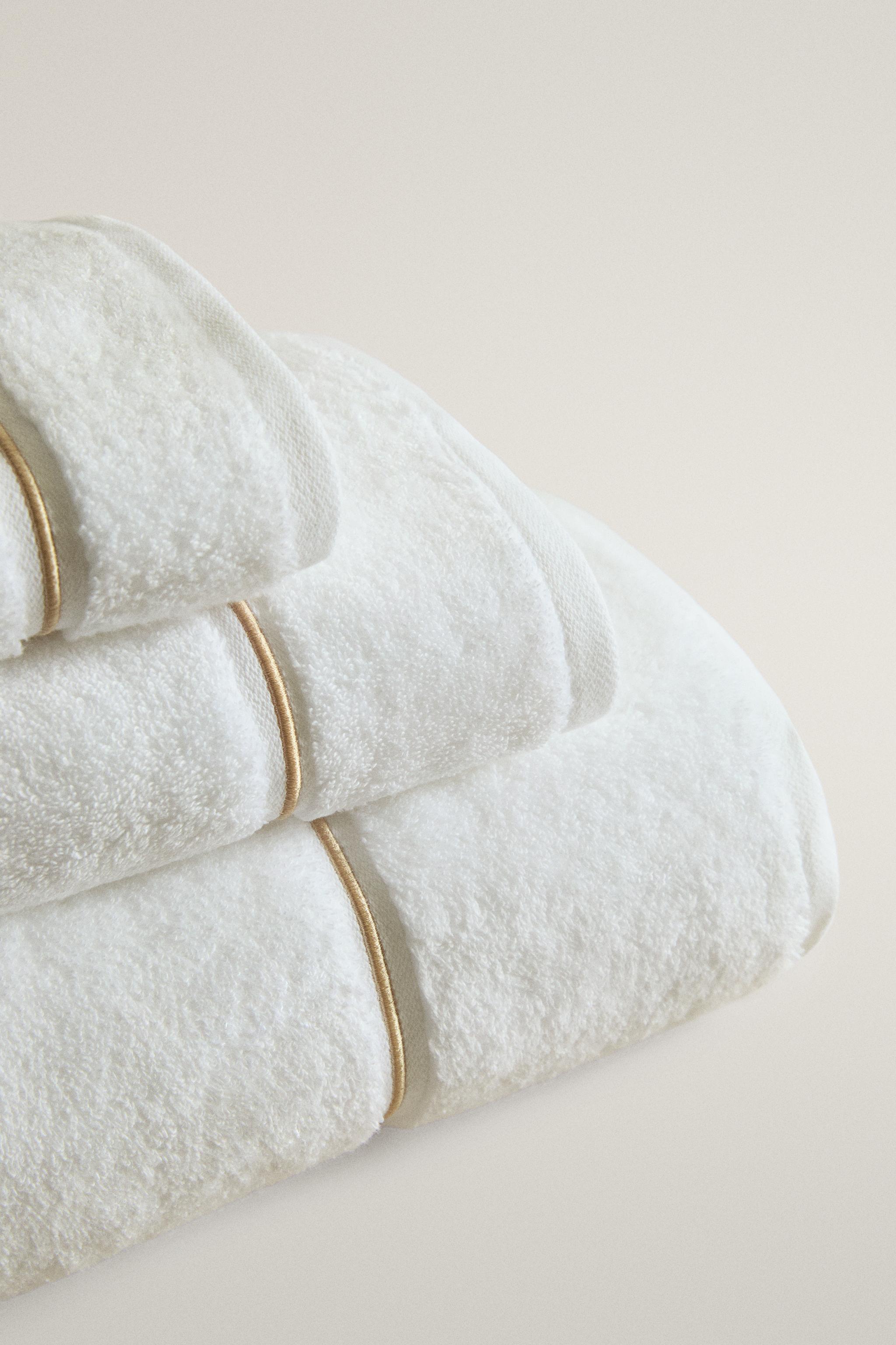 SERVIETTE DE BAIN FESTONNÉE BRODÉE