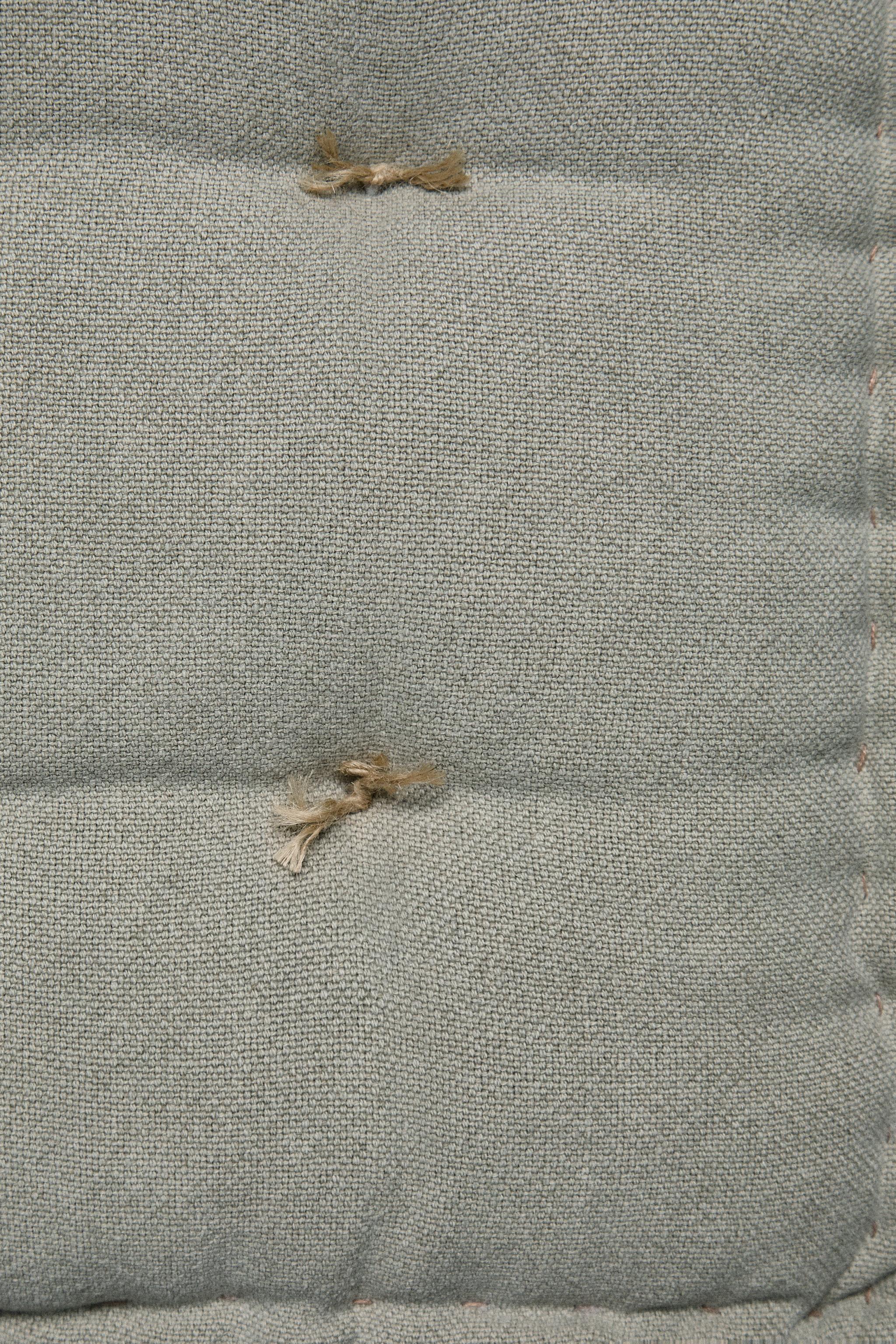 TOPSTITCHED SEAT CUSHION