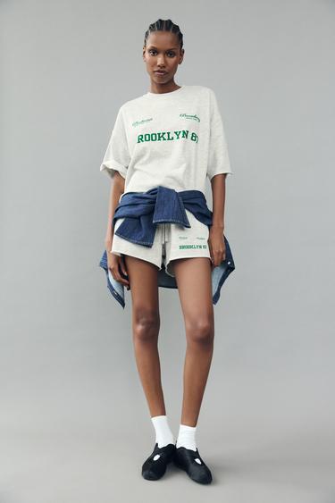 SHORT MOLLETON À INSCRIPTION - Gris chiné de Zara - Image 0