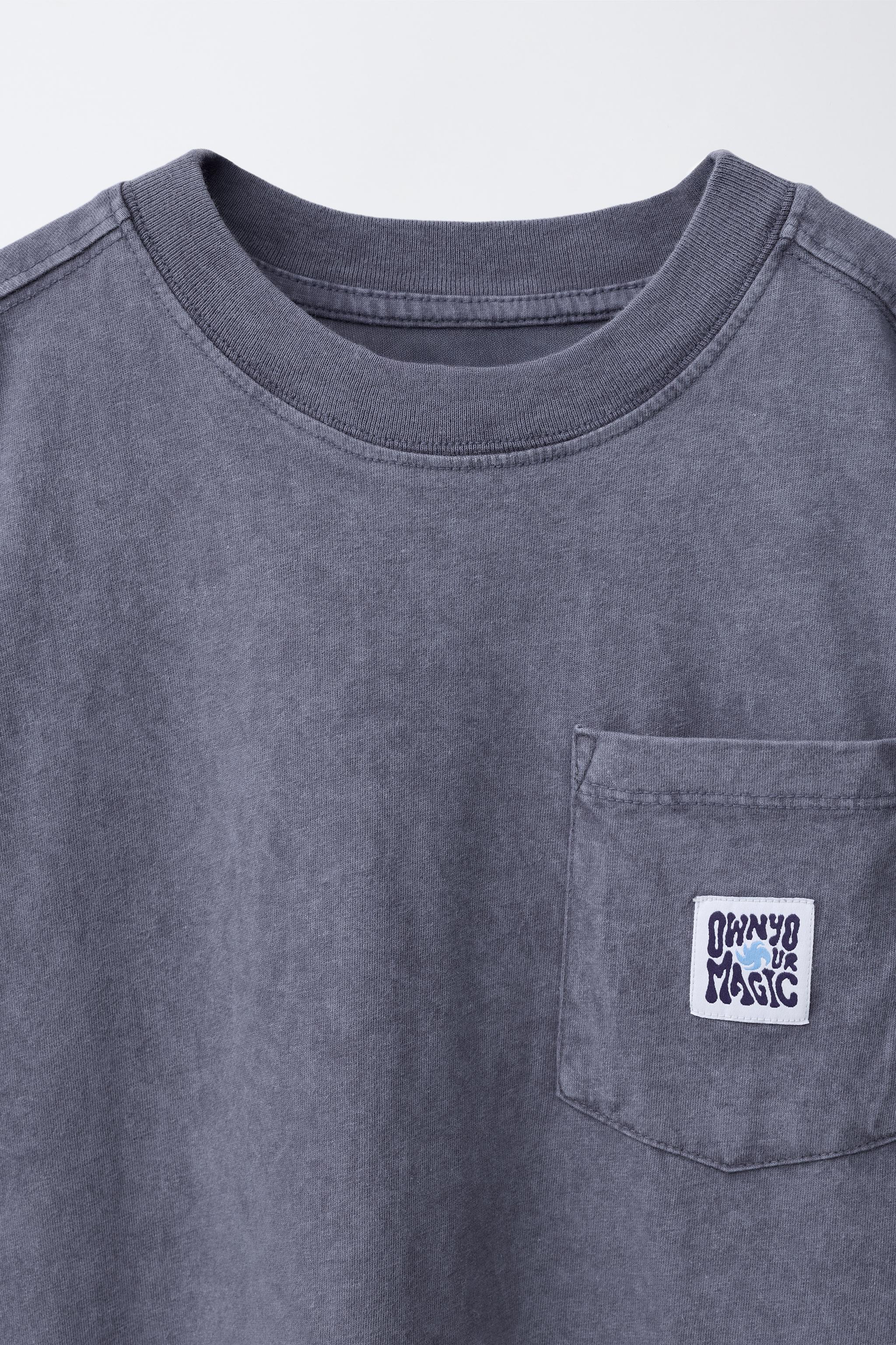 T-SHIRT IMPRIMÉ POCHE EFFET DÉLAVÉ