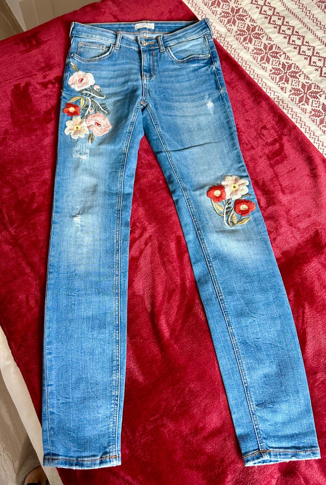JEANS CON BORDADOS - Image 2