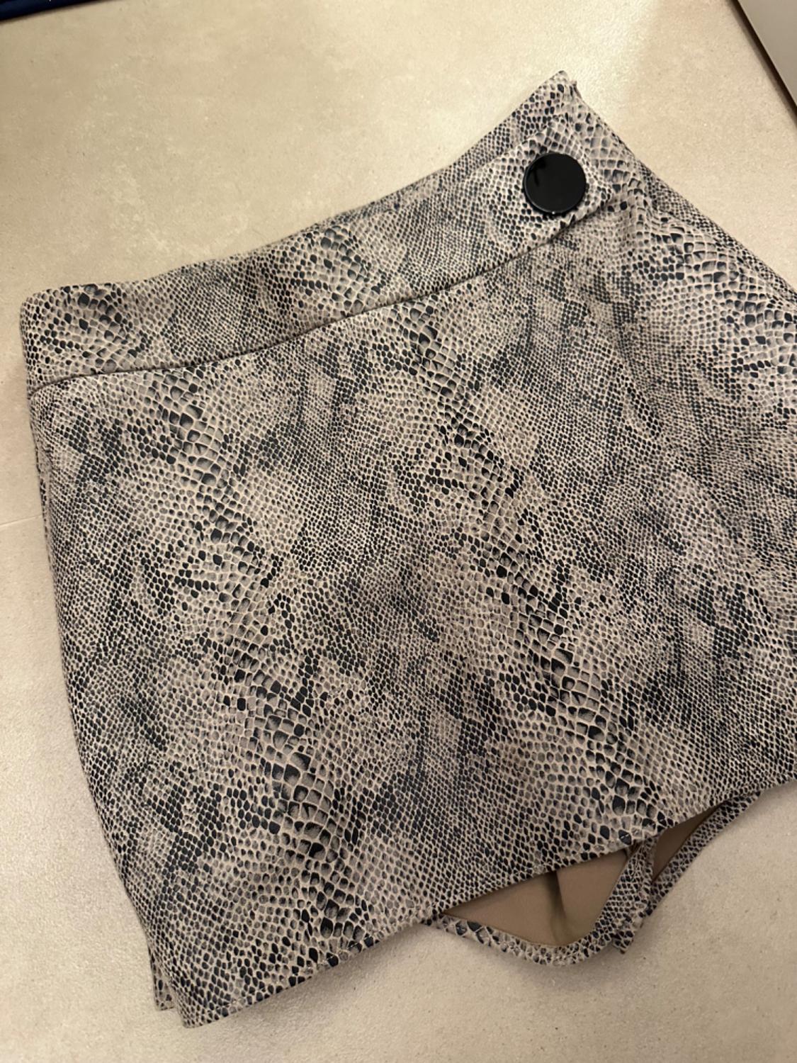 SNAKESKIN PRINT SKORT - Image 2