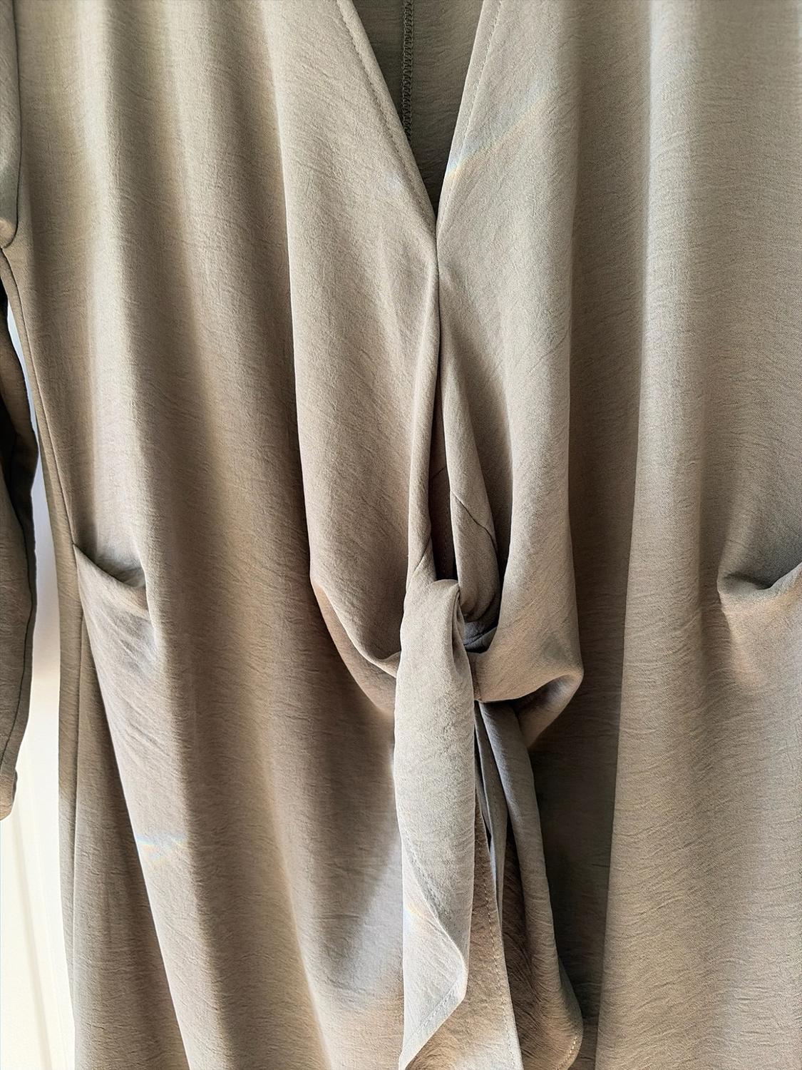 FLOWING DRESS WITH KNOT - Image 2