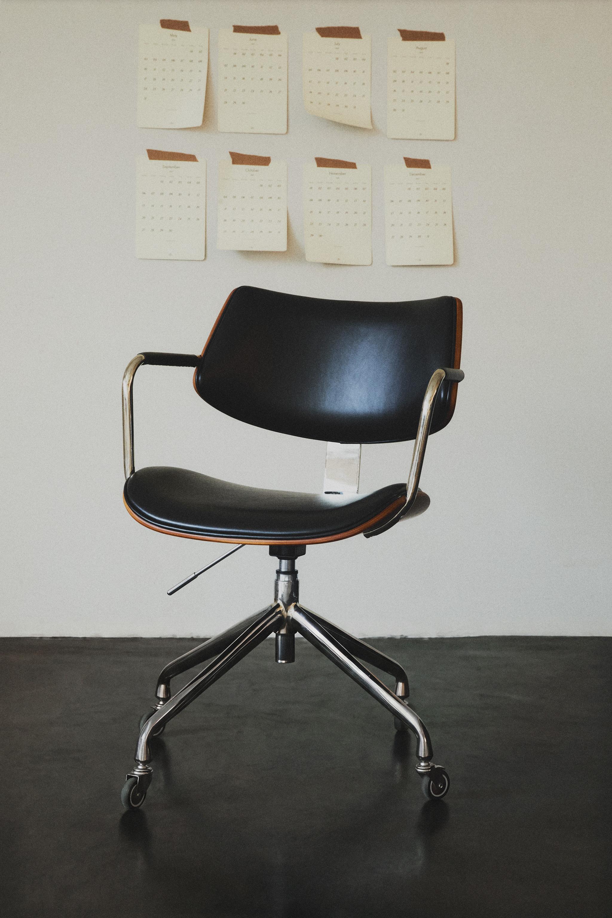 LEATHER OFFICE CHAIR — Black / Brown