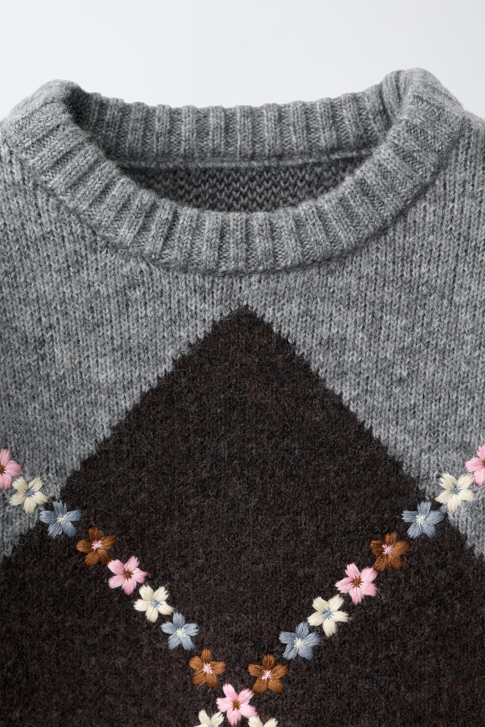 PULL EN MAILLE LOSANGES ET FLEURS BRODÉES