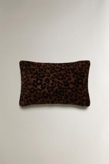 HOUSSE DE COUSSIN IMITATION FOURRURE ANIMAL PRINT - Marron foncé de Zara - Image 2