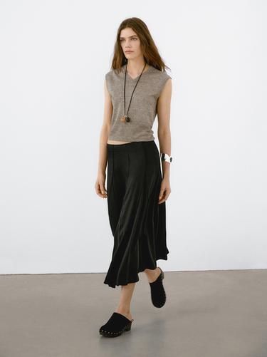 Falda midi vuelo detalle costuras - Negro de Zara