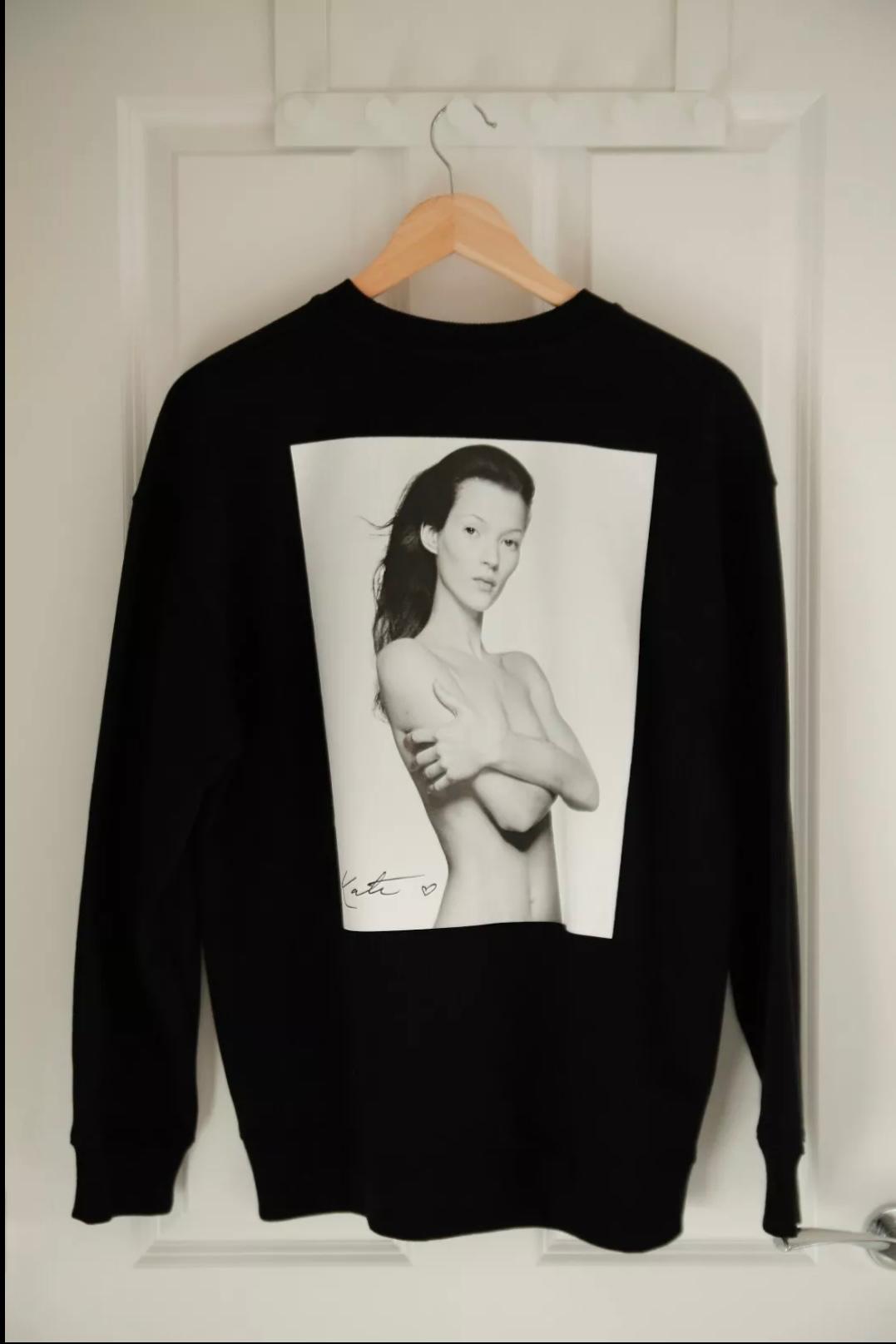 KATE MOSS © ICONIC IMAGES / TERRY O’NEILL 2024 SWEATSHIRT - Image 2