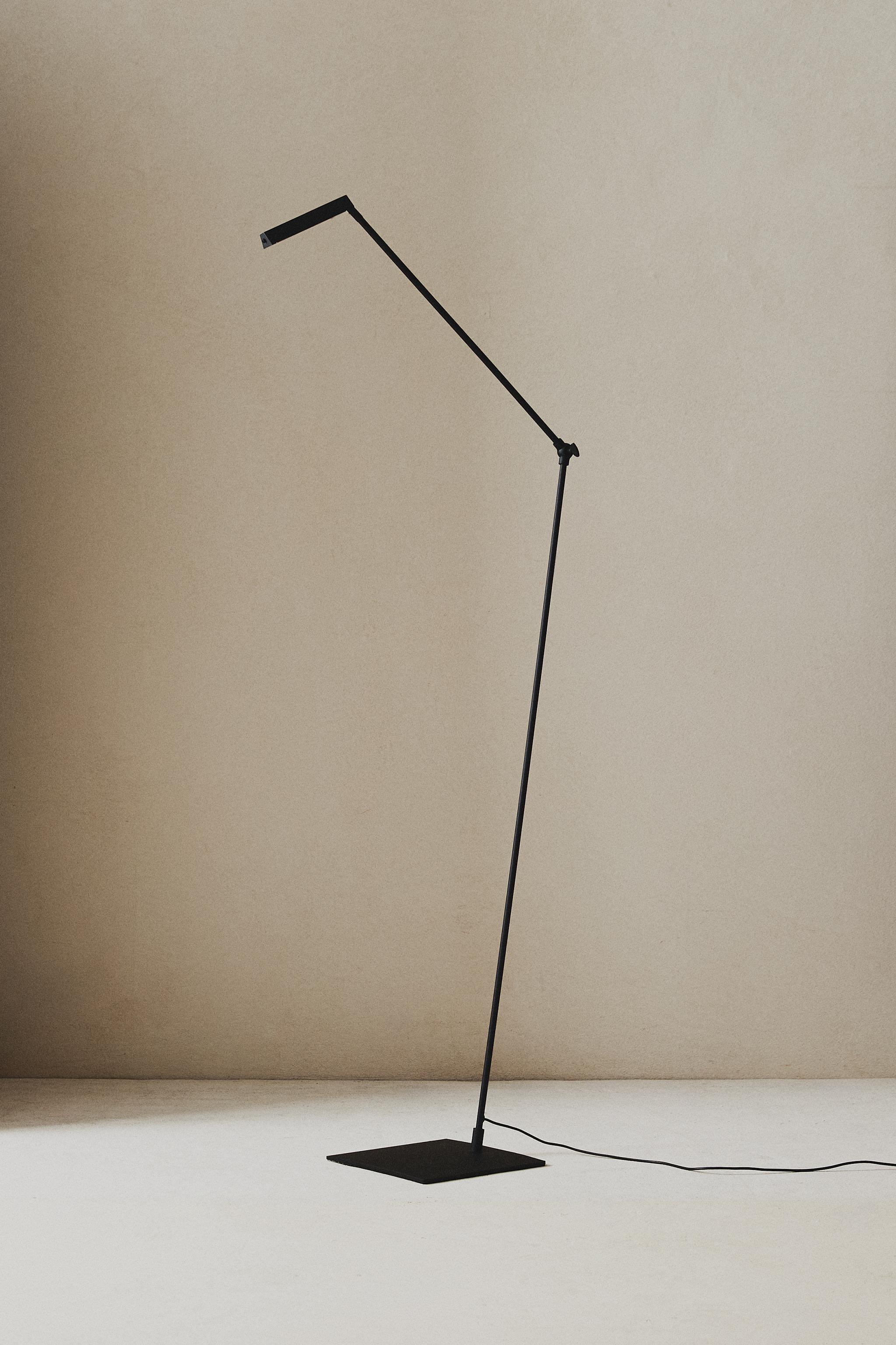 Zara METAL LED AYAKLI LAMBA görsel 7