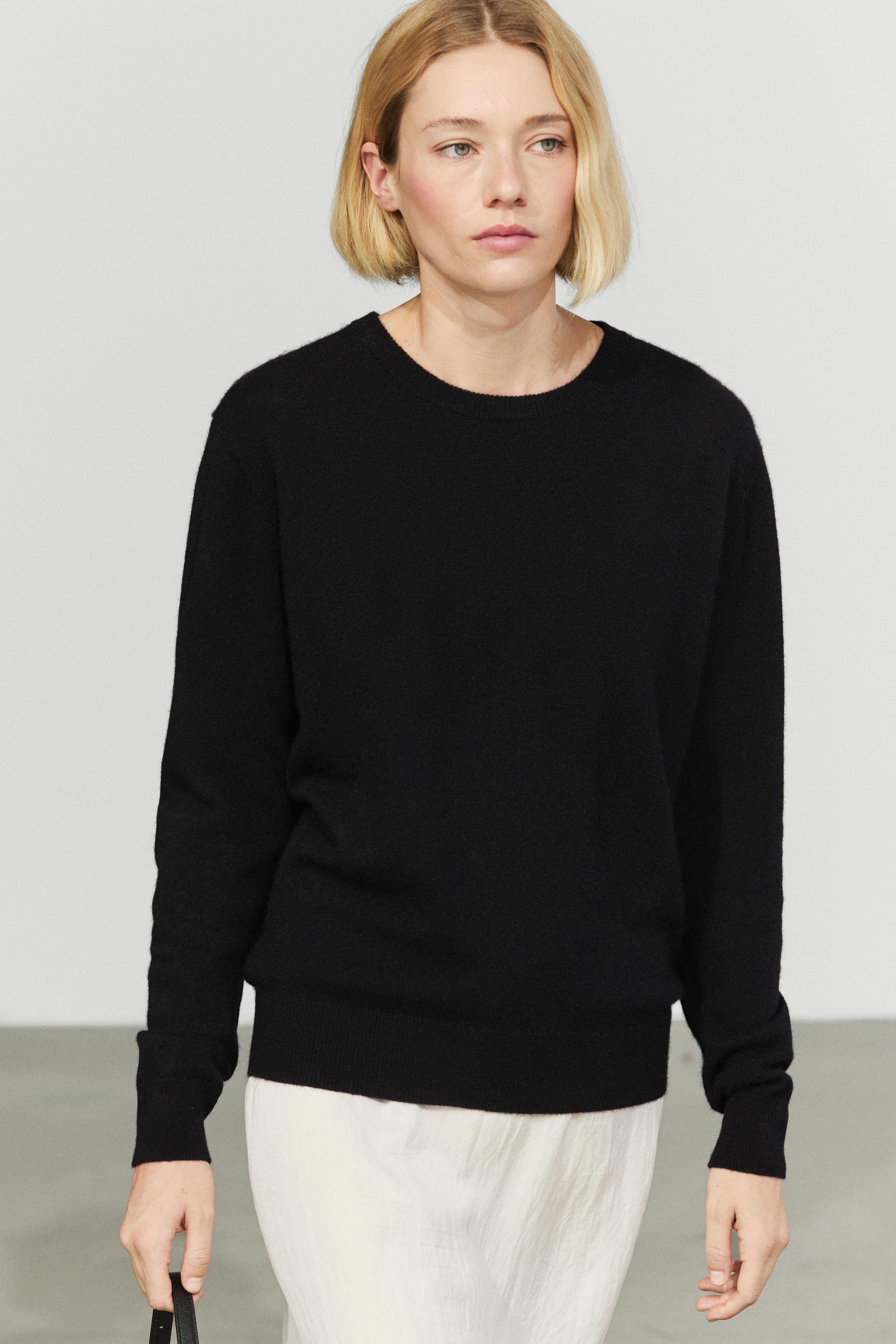 100% cashmere long sleeve sweater — Black