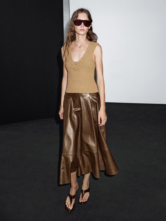 Cotton blend top with floral detail