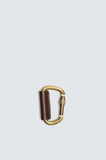 MOSQUETÓN DETALLE PIEL AARON LEVINE X ZARA - Dorado de Zara