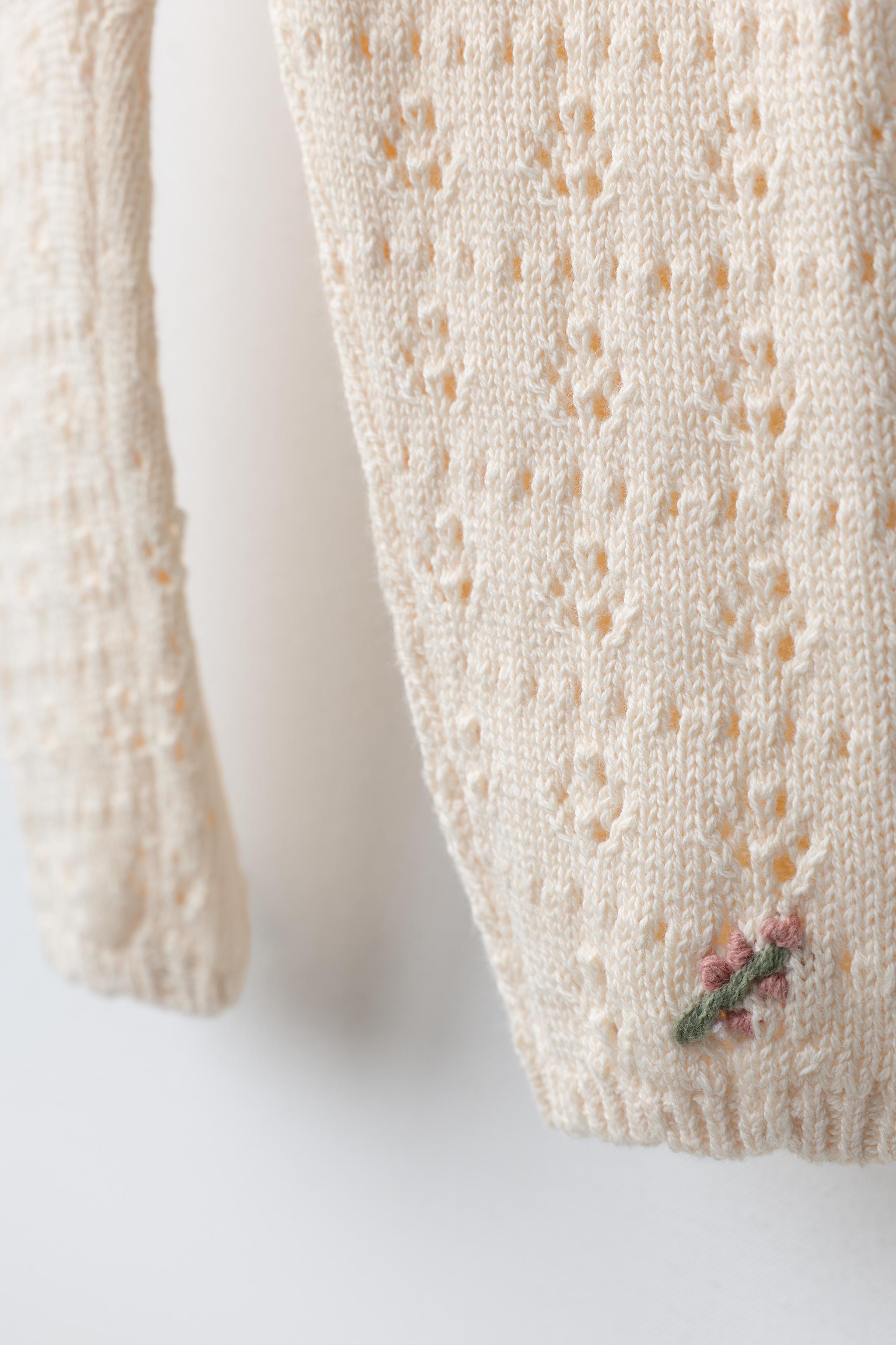 PANTALON EN MAILLE AJOURÉE FLEURS BRODÉES