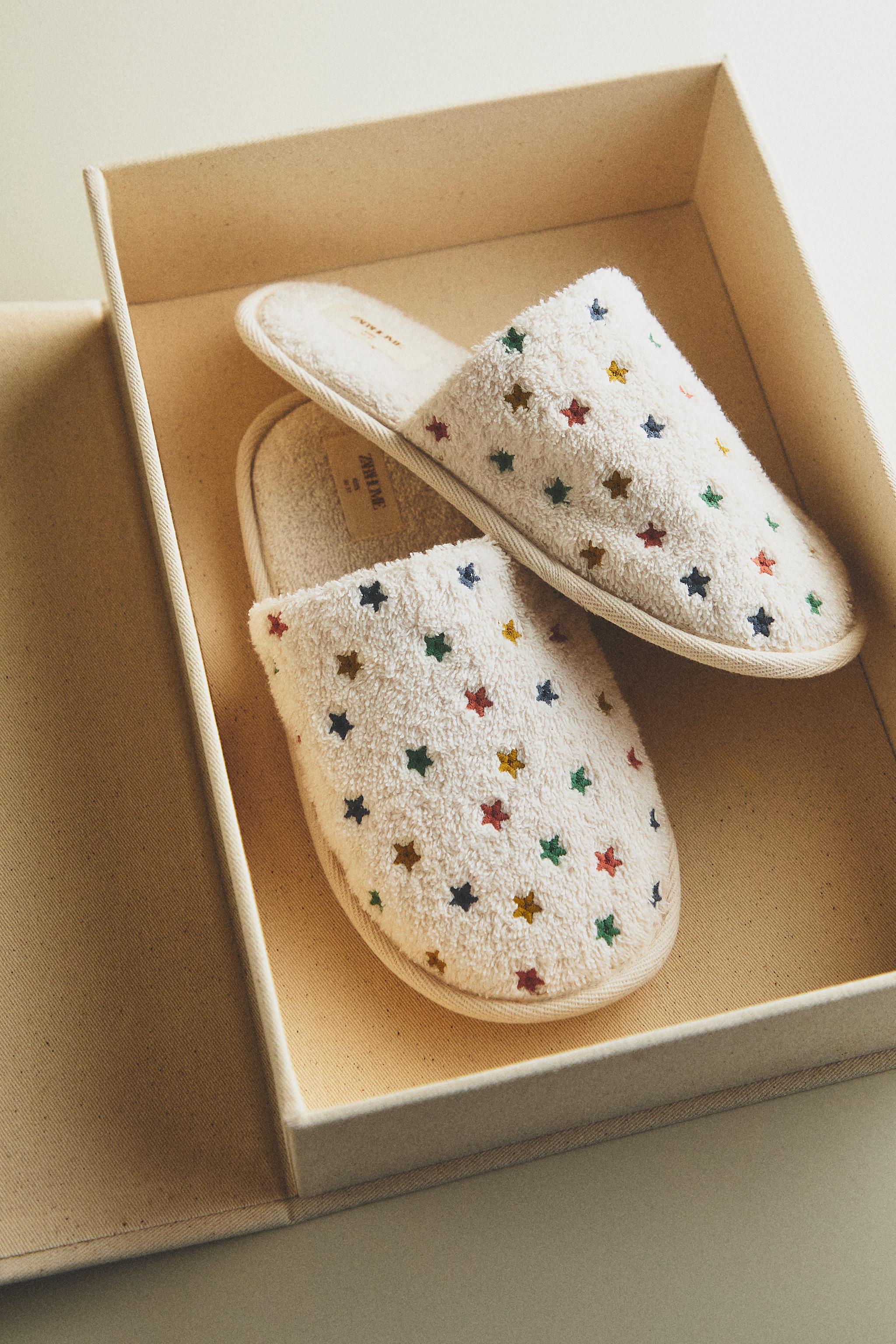CHAUSSONS OUVERTS À L’ARRIÈRE SERVIETTE DE BAIN ÉTOILES