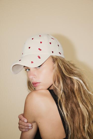 Zara TWILL CAP WITH EMBROIDERED HEARTS - Ecru