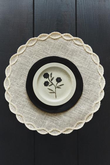 PLACEMAT WITH CHAIN DETAIL - Light beige by Zara