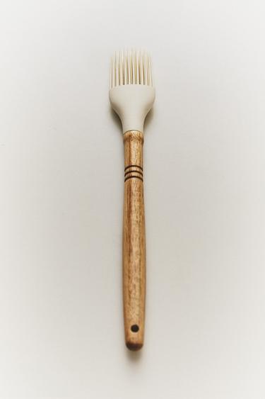 SILICONE AND WOOD BRUSH - Cream by Zara