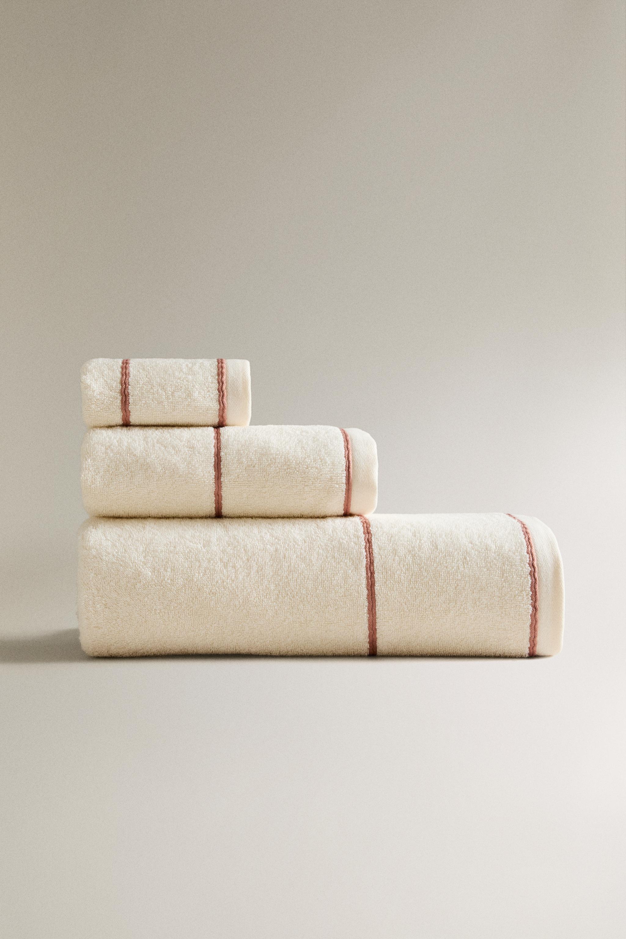 BATH TOWEL WITH CONTRAST PIPING