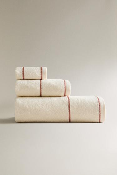 BATH TOWEL WITH CONTRAST PIPING - Light pink by Zara