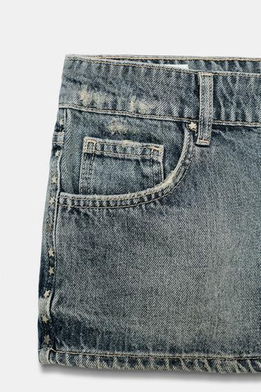 MINI SHORT EN JEAN TRF À CLOUS - Bleu marine de Zara - Image 7