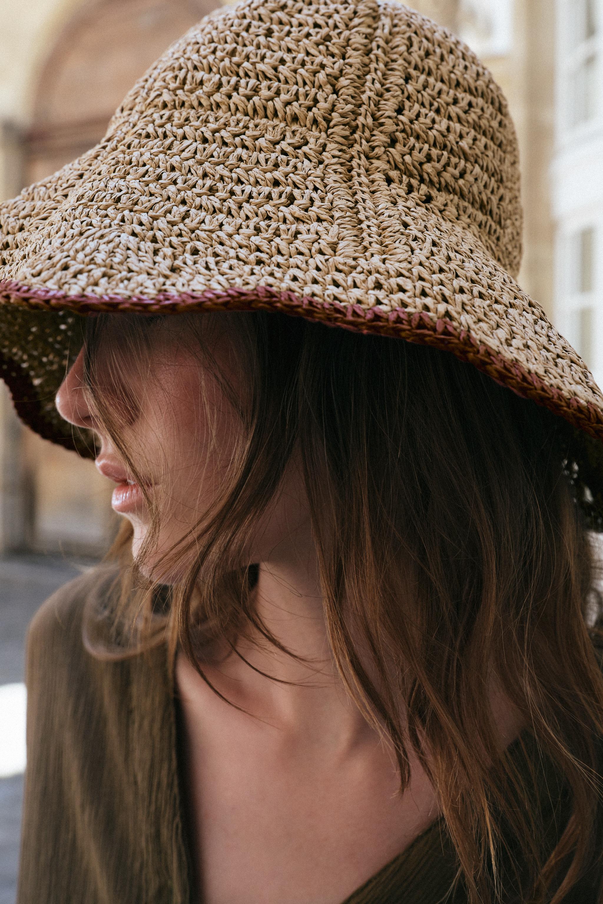 CONTRAST BUCKET HAT