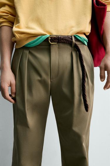 PANTALON CHINO À PLIS AARON LEVINE X ZARA - Kaki de Zara - Image 4