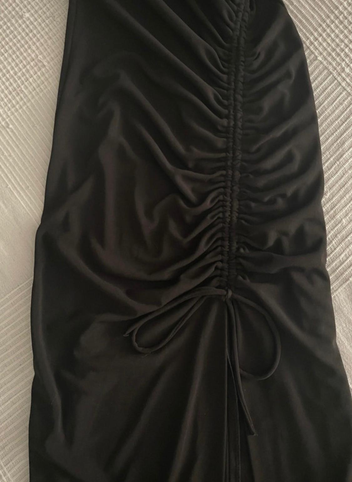 VESTIDO MIDI NEGRO FRUNCIDO CON ABERTURA LATERAL - Image 8