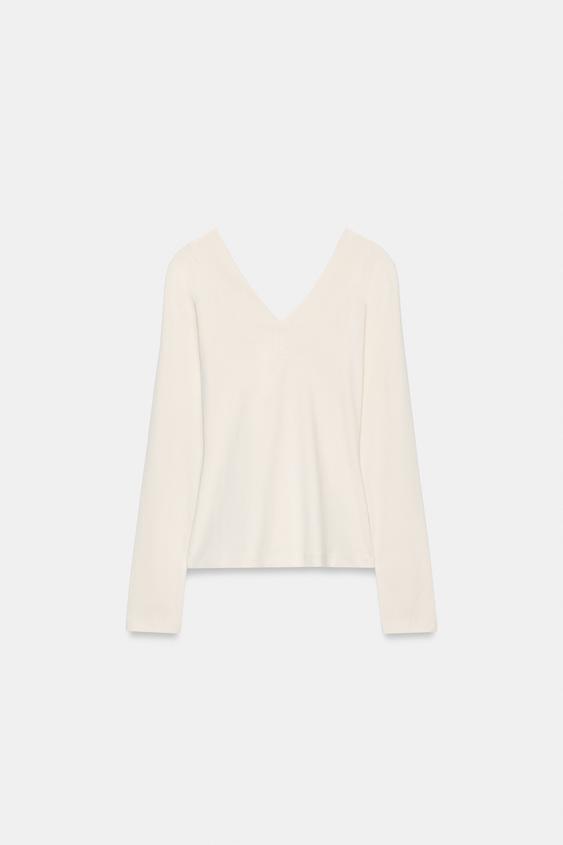 CAMISETA ESCOTE PICO - Crudo de Zara - Imagen 0