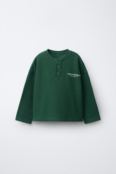 CAMISETA WAFFLE BORDADO LEON'S BAGELS ® - Verde de Zara - Imagen 0