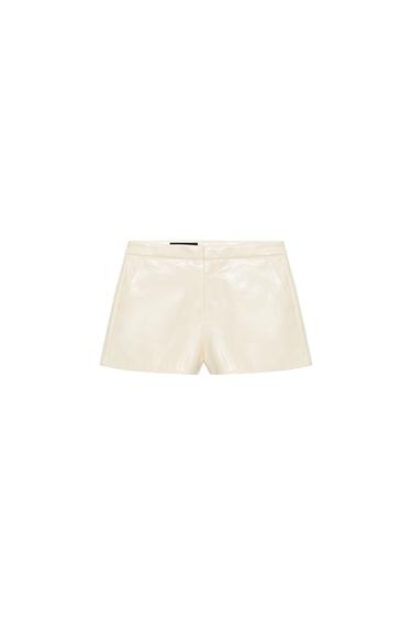 SHORTS EFECTO PIEL - Blanco roto de Zara