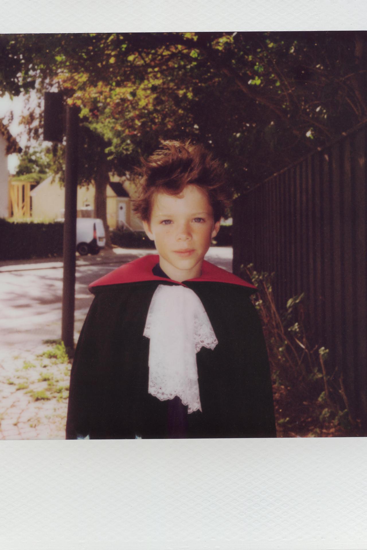 VAMPIRE COSTUME CAPE — Black