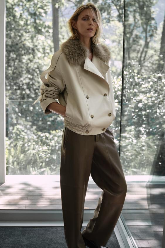 Bov komplet se sakem s koeinovm lmcem a dvouadm zapnnm, irok hnd kalhoty.