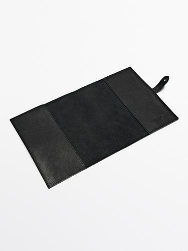 Funda agenda piel napa - Marina Abramovic - Negro de Zara - Imagen 0
