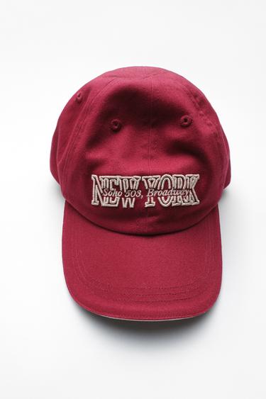 GORRA VARSITY TEXTO BORDADO - Burgundy de Zara