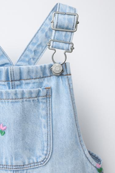 SALOPETTE EN JEAN À TULIPES BRODÉES - Bleu clair de Zara - Image 2