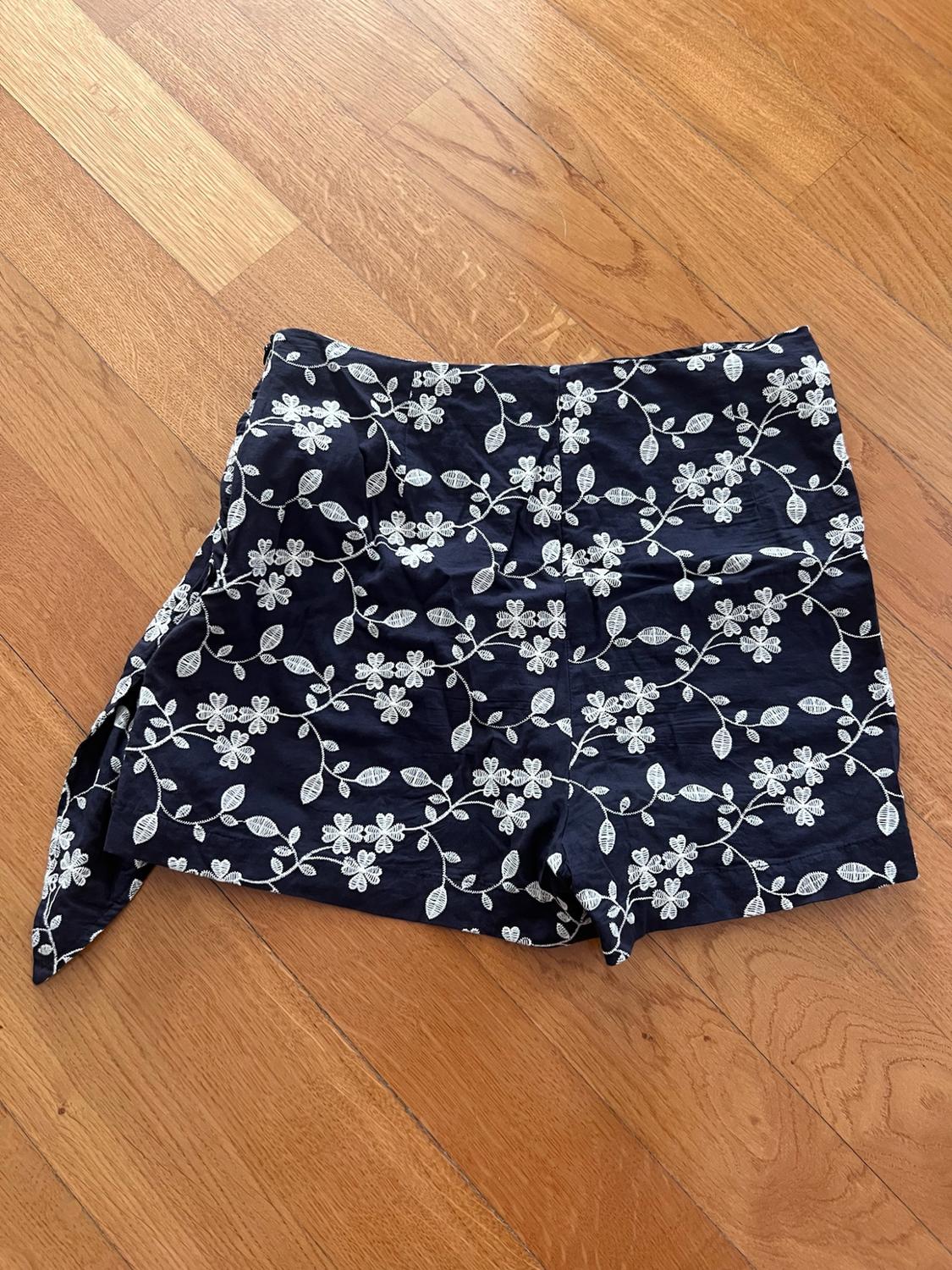 SKORT WITH EMBROIDERY AND KNOT DETAIL - Image 3
