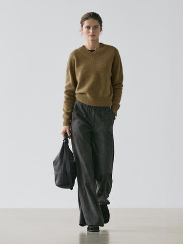 Jersey punto cuello pico lana - Oliva de Zara