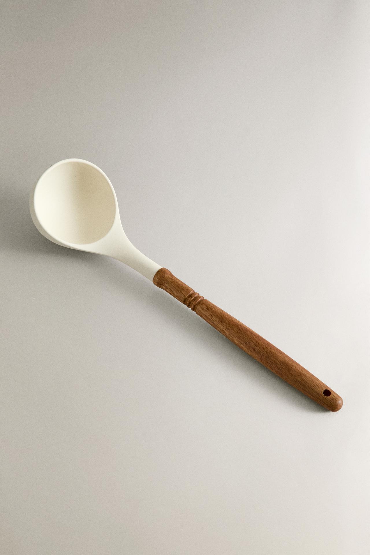 SILICONE AND WOOD LADLE — Cream
