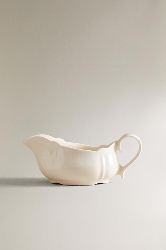 EARTHENWARE GRAVY BOAT WITH RAISED-EDGE DETAIL