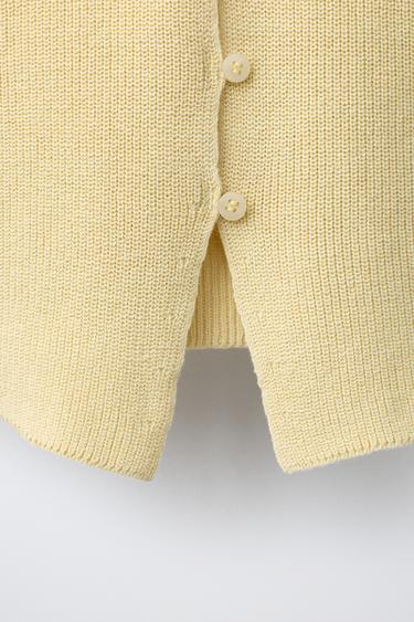 TOP EN MAILLE À BOUTONS - Jaune clair de Zara - Image 3